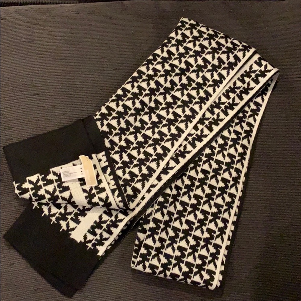 Micheal Kora Scarf NWOT